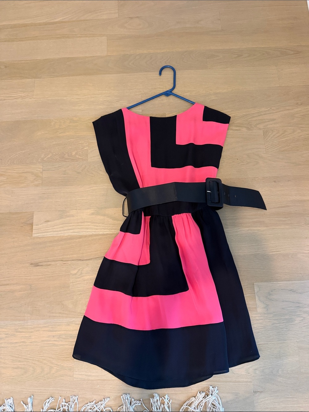 Alice and Olivia belted dress, pink and black size Small worn once. Precious.